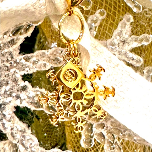 Holiday CHANEL SNOWFLAKE GOLD METAL - Picture 2 of 2